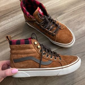 Women’s size 7, Men’s size 5.5 Vans